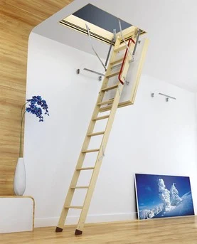 Rozkládací schodiště na půdu s otevřenými dveřmi do podkroví.