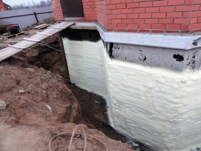 Návod na zateplování základů domu pomocí pěnové izolace.