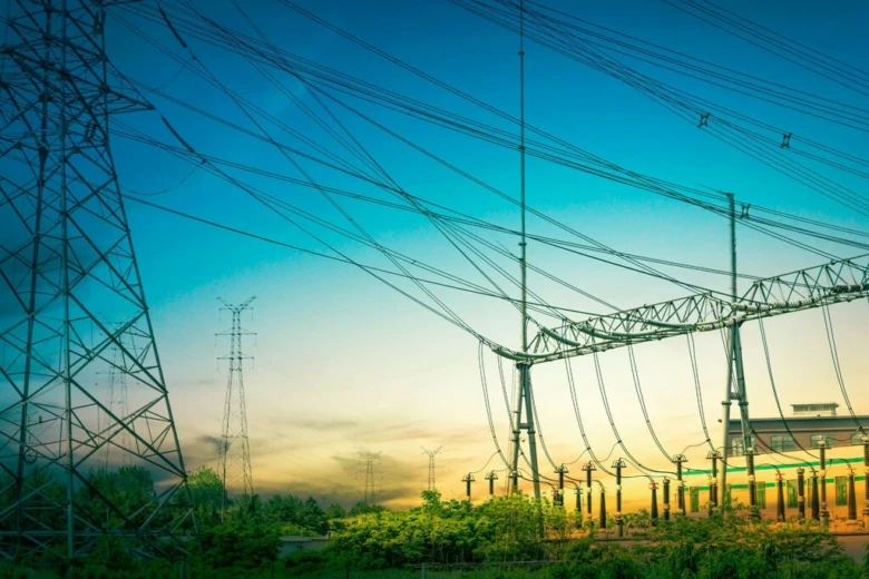 Vysokonapěťové vedení a elektrárna s přepínači.