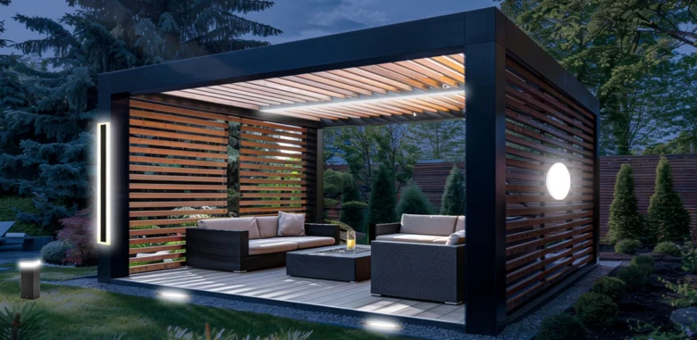 Modern osvětlená pergola s venkovním sedacím nábytkem v zahradě večer