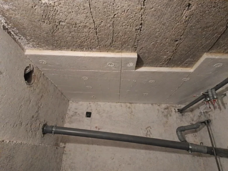 Montáž desek zateplovacího styroporu na strop sklepa.