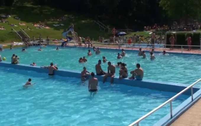 Lidé plavou v bazénu na koupališti Divoká Šárce.
