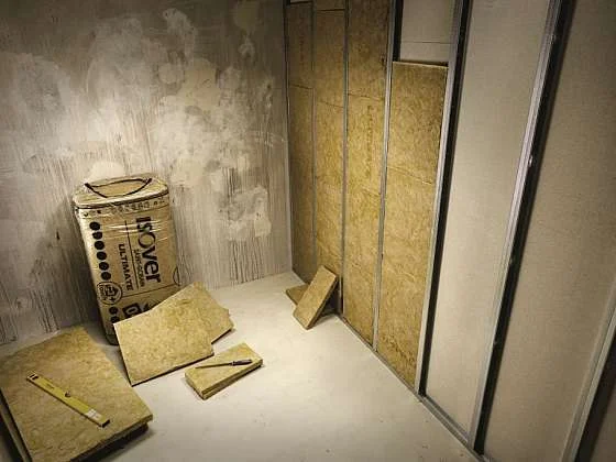 Stavba sádrokartonu v interiéru s materiály na podlaze.