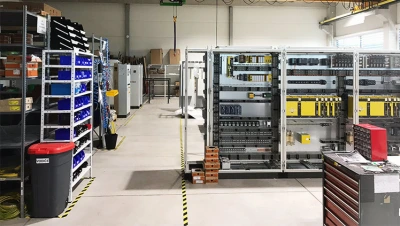 Výroba elektrorozvaděčů na průmyslové lince s komponenty a panely.