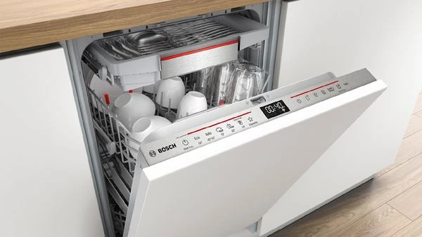Bosch vestavná myčka nádobí s otevřenou dvířky v kuchyni