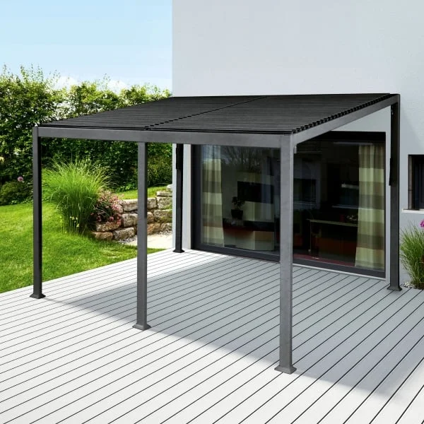 Moderní černá pergola na dřevěné terase u domu s okny.