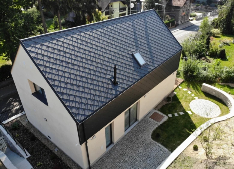 Moderní plechová střešní krytina na rodinném domě z výšky.