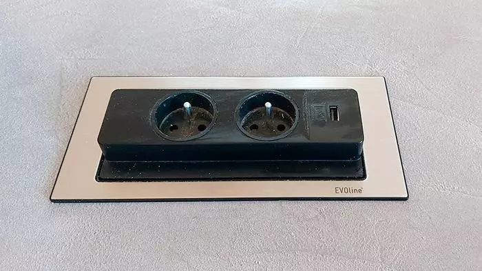 Zásuvka s dvěma evropskými kontakty a integrovaným USB přepínačem.