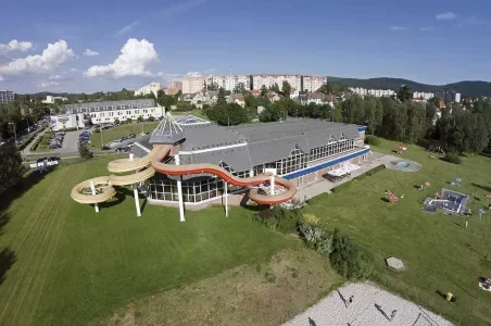 Vzdušný pohled na venkovní bazén s tobogány v Turnově.