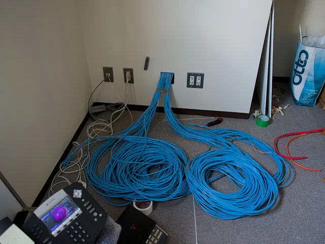 Modrá síťová kabeláž pro rozvod internetu v domě.