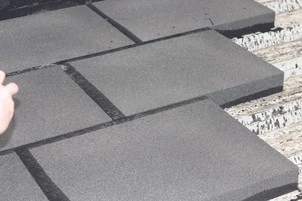 Rozložení desek z minerální vlny na dřevěné latě.