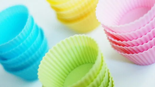 Kolorované silikonové formy na muffiny pro horkovzdušnou troubu.