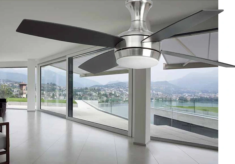 Stropní ventilátor v prostorném interiéru s výhledem na krajinu.