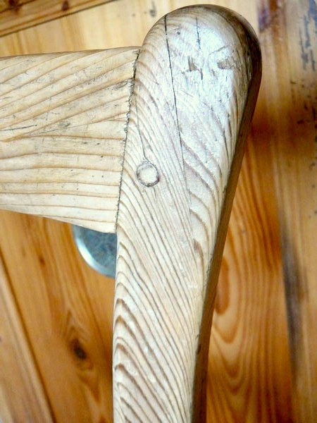 Detail dřevěného spoje čep-dlab v noze židle