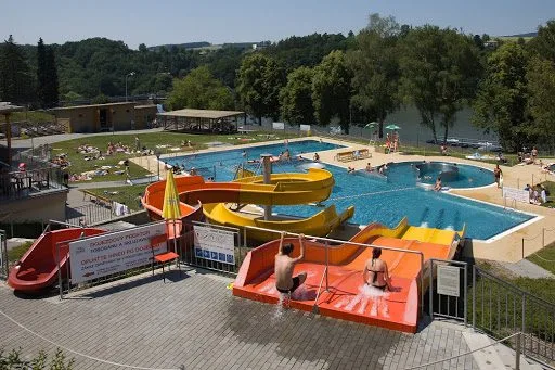 Venkovní koupaliště s bazény, skluzavkami a soláři v Luhačovicích.