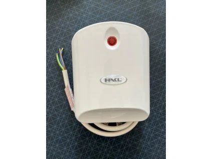 Bílý elektrický senzor s odhalenými vodiči a logem značky.