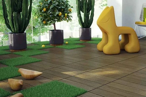 Moderní balkon s dřevěnou podlahou, umělou travou a květinami.