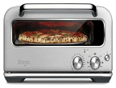 Malá kuchyňská trouba s pizzou uvnitř.