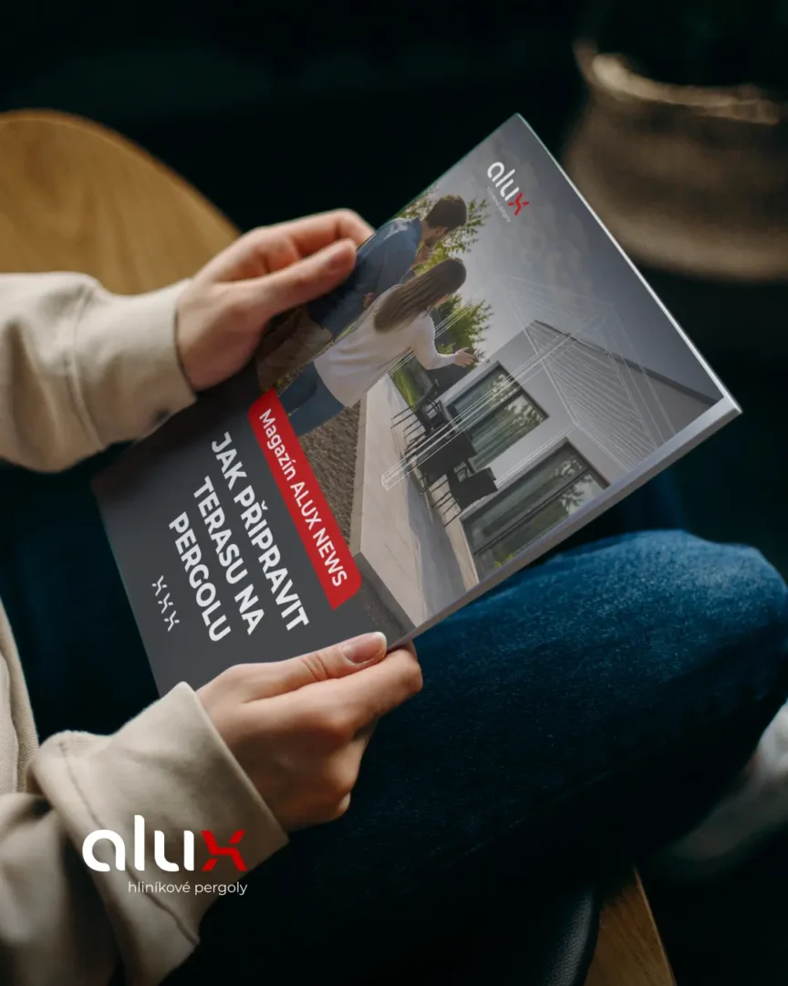 Člověk čte magazín o přípravě terasy pro pergolu.