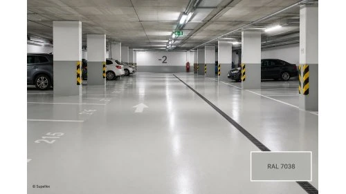 Moderní parkoviště s epoxidovou podlahou v šedé barvě.