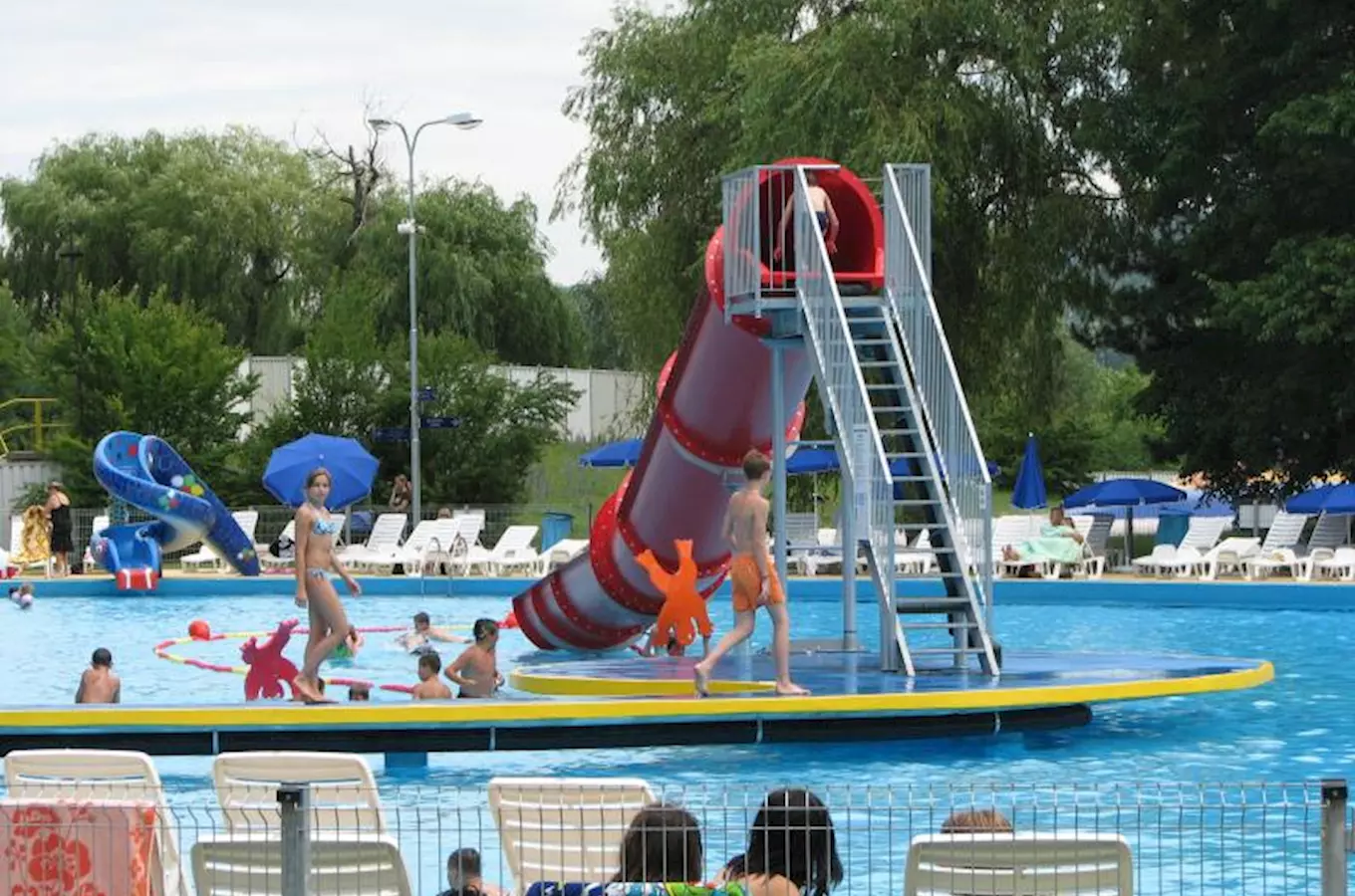 Koupaliště s tobogánem a bazén pro děti i dospělé.