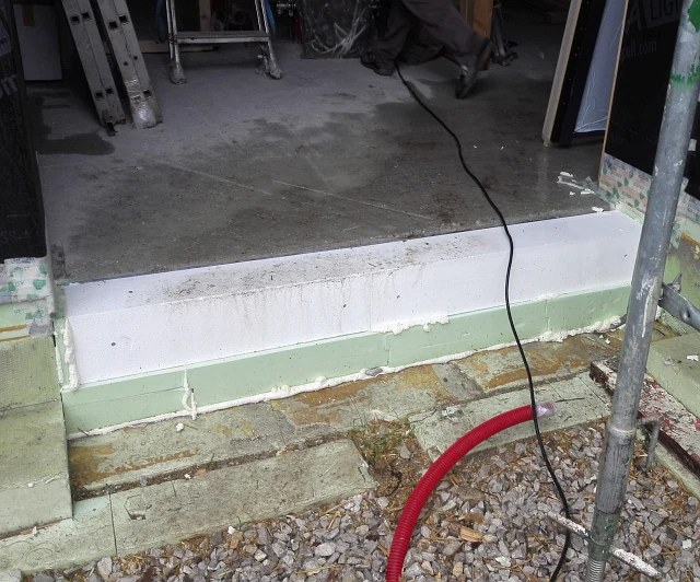 Detailní pohled na předsazenou montáž okna s těsněním a hydroizolací.