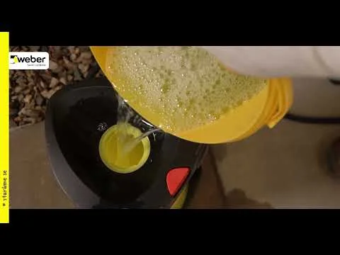Nalévání žlutého čisticího roztoku do nádrže na tlakovou myčku.