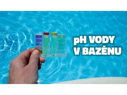 Ruka drží zkumavky s indikátorem pro měření pH vody v bazénu.