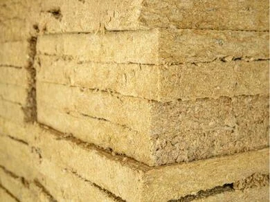 Skládané desky tepelněizolačního materiálu pro podkroví.