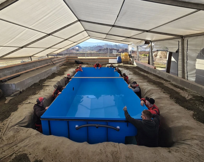 Instalace modrého bazénu do země pod střešním plachtovým stanem.