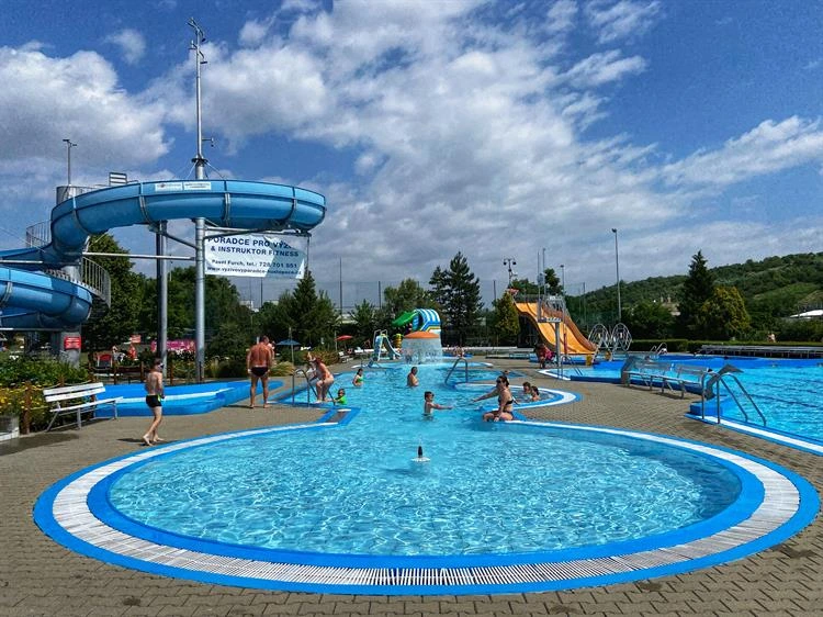 Venkovní bazén s vodními skluzavkami v aquaparku Hustopeče.