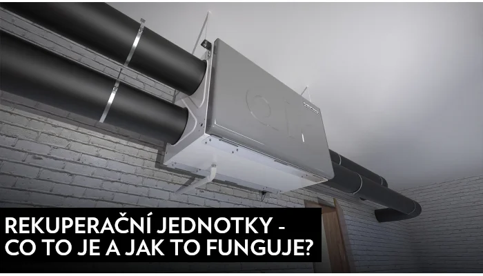 Rekuperátor na zdi s potrubím v interiéru.
