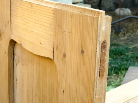 Detail dřevěného spoje čep-dlab s viditelnou kresbou.