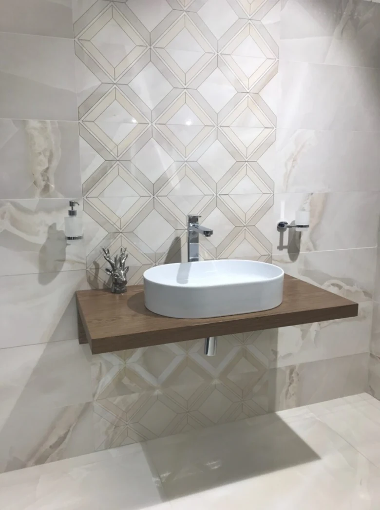 Moderní koupelna s mramorovými stěnami, dřevěným umyvadlem a designem.