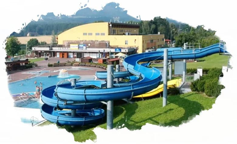 Vodní hřiště s modrými skluzavkami a bazénem v Kempu Olešná.