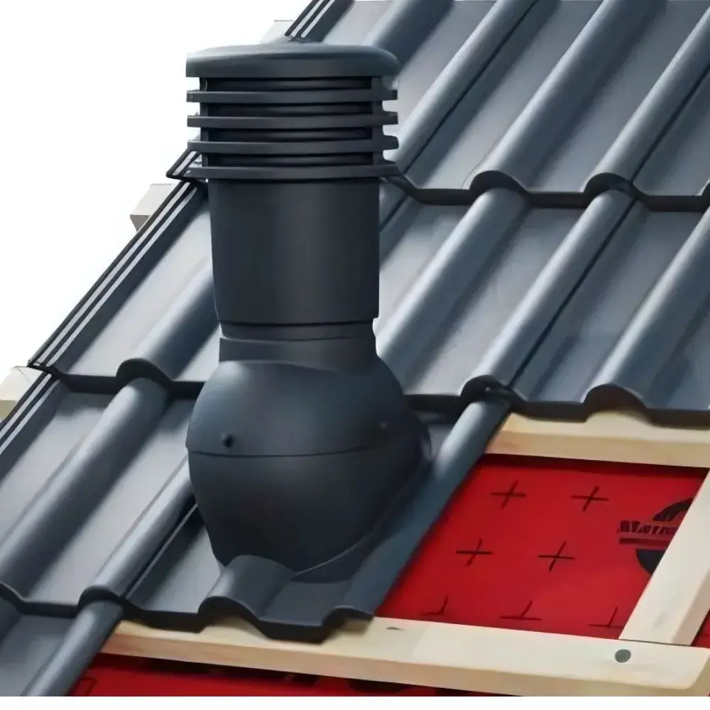 Černý ventilátor na střeše pro odvětrání kanalizace.