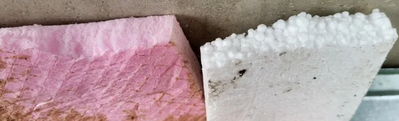 Různé typy styrofoamu pro izolaci ve stavbě.