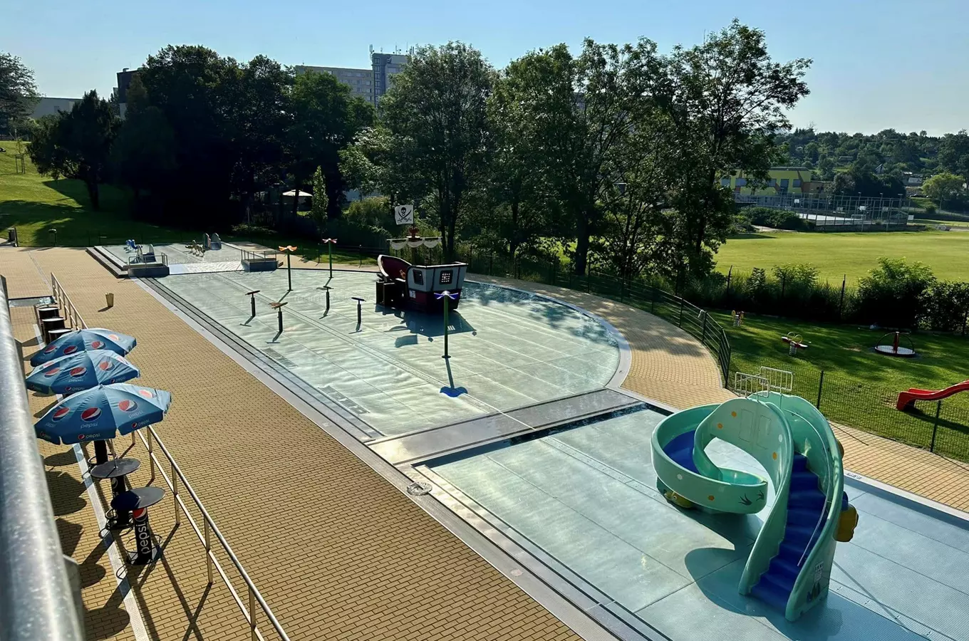 Venkovní bazénové centrum s krytými plaveckými dráhami v Klíše.