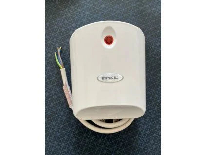 Bílý elektrický ohřívač vody značky HXL s viditelnými kabely.