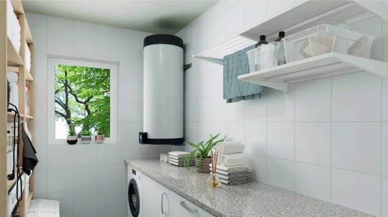 Moderní pračírna s elektrickým bojlerem a oknem ven do zelené zahrady.