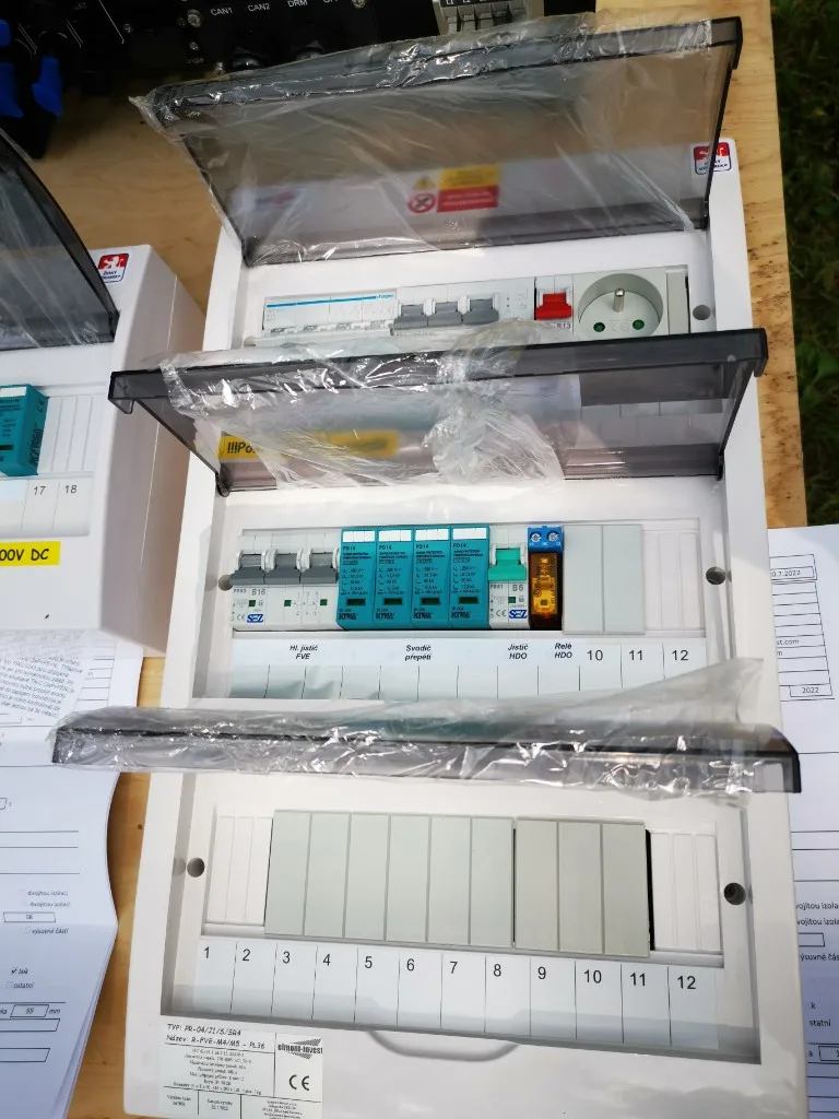 Otevřená elektrická rozvaděč s pojistkami pro fotovoltaickou instalaci.