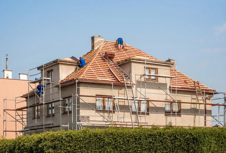Práce na střechu domu při rekonstrukci s pasportem stavby.