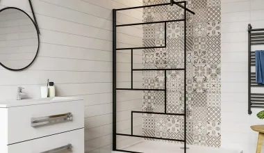 Moderní sprchová nika s dlažbou v bílé koupelně