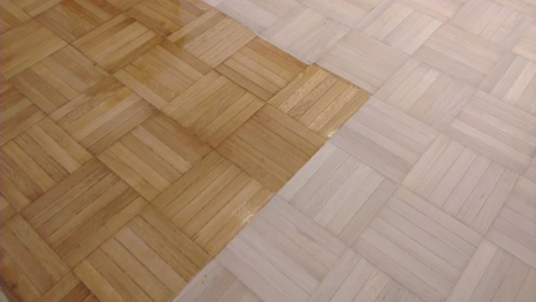 Překrytí parketové podlahy před renovací po boku.