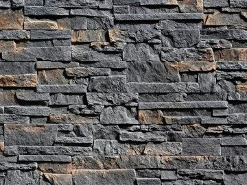 Tmavý kamenitý obklad pro krb žáruvzdorného materiálu.