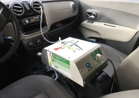Mobilní ozonizér vody umístěný v autě pro čištění vzduchu.