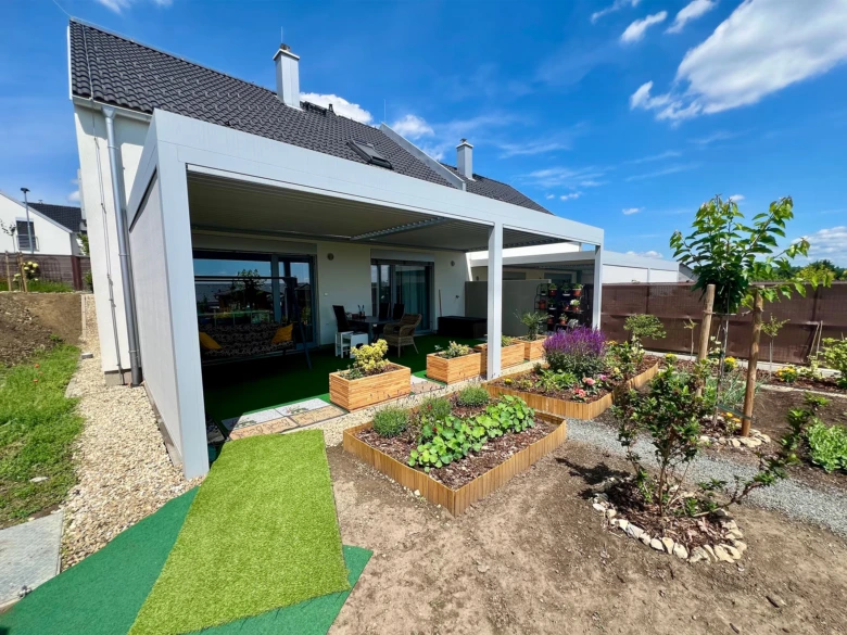 Bioklimatická pergola postavená vlastními rukama s květinovými bednami