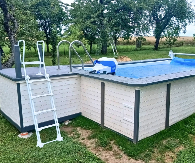 Nadzemní bazén s dřevěným obkladem a schodištěm na trávníku.