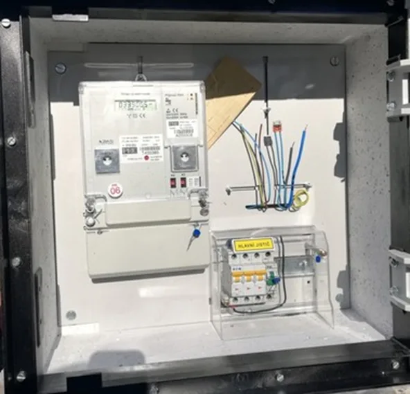 Vnitřek elektrického sloupku s elektroměrem a pojistkami.