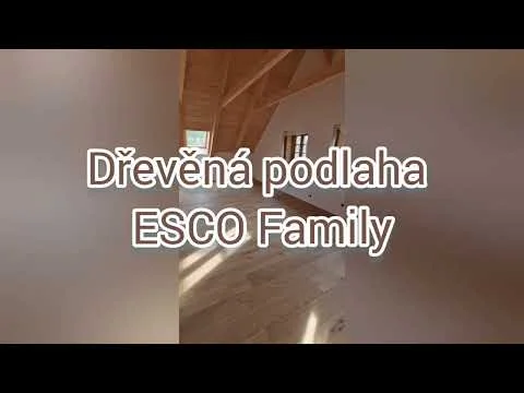 Dřevěná podlaha v prostoru s trámy na stropě